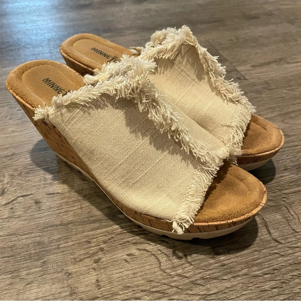 MINNETONKA York Natural Canvas Fabric Cork Wedge Sandals